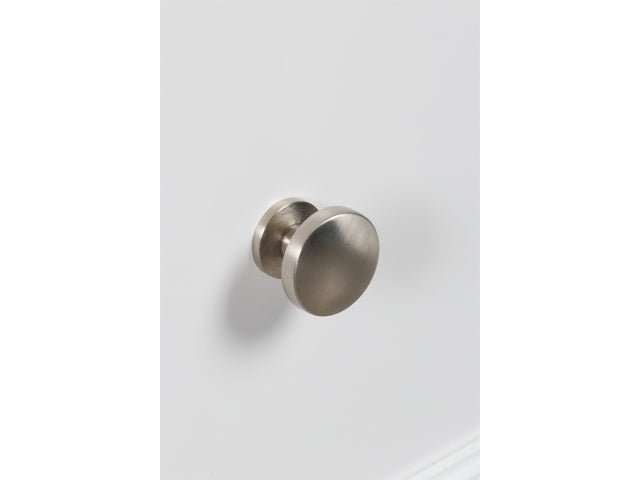 https://ashleyfurniture.scene7.com/is/image/AshleyFurniture/B680-KNOB-DETAIL?fit=fit&wid=640&hei=480