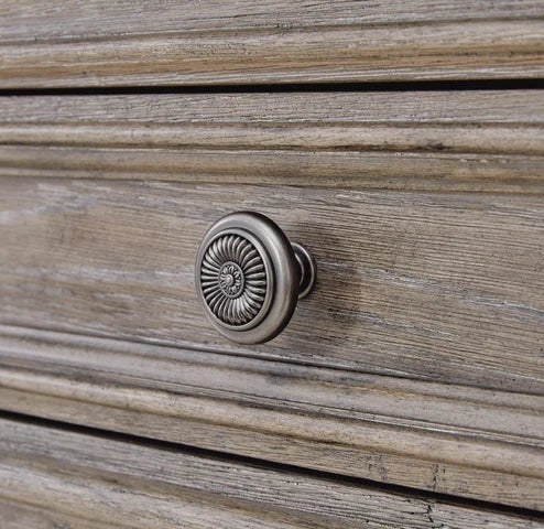 https://cdn.ashley.com/assets/B916-KNOB-DETAIL.jpg?fit=bounds&width=640&height=480&quality=85&format=webp