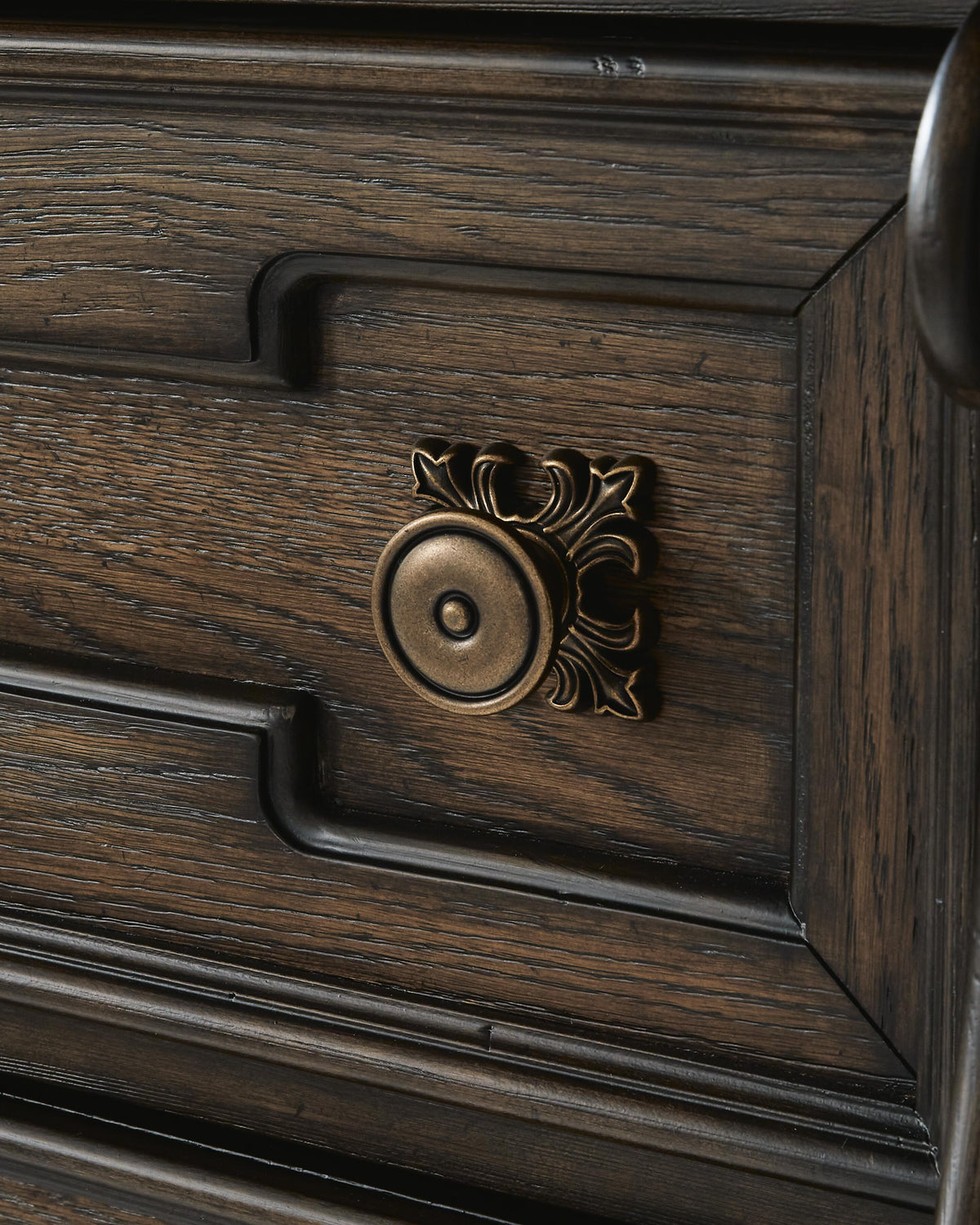 https://cdn.ashley.com/assets/B947-KNOB-DETAIL.jpg