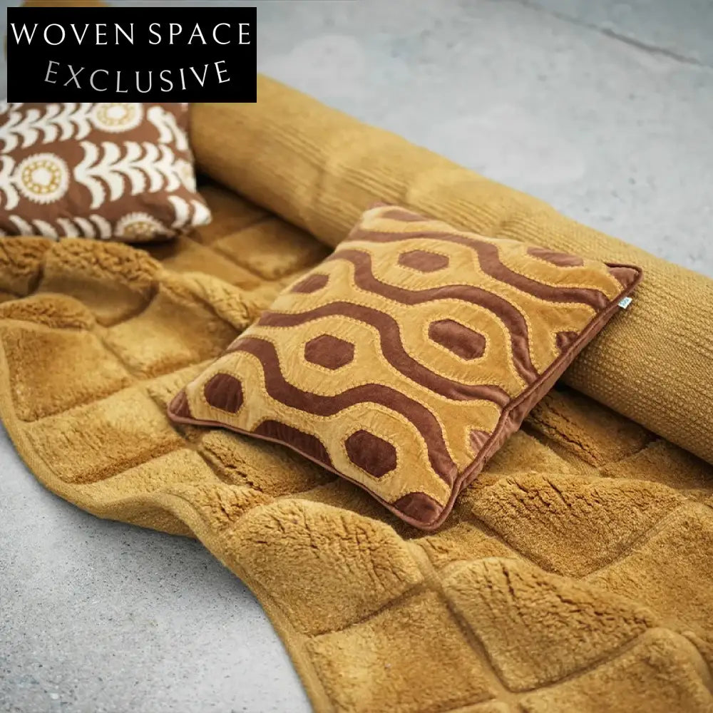 Luxurious Handcrafted Modern Minimalist Area Rug for Living Room Decor